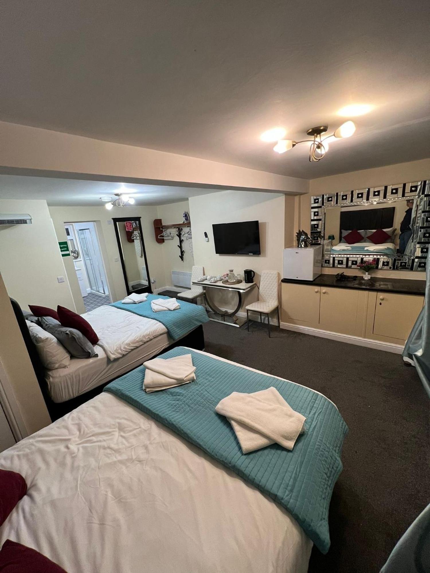 Abbey Holiday Accommodation 휫비 외부 사진